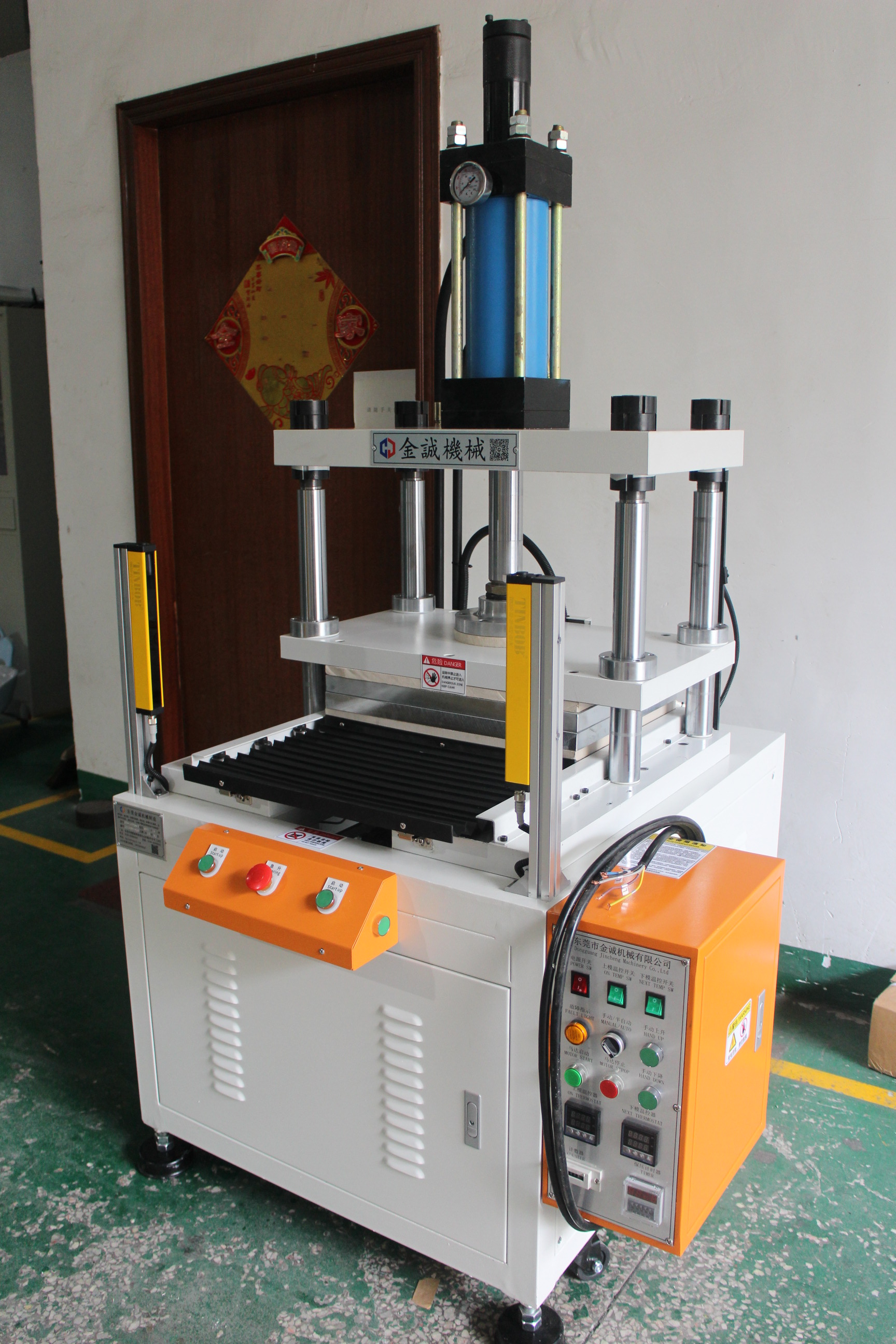滄縣（xiàn）-四柱滑台熱壓機（jī）JCR-20TS-T (4).JPG
